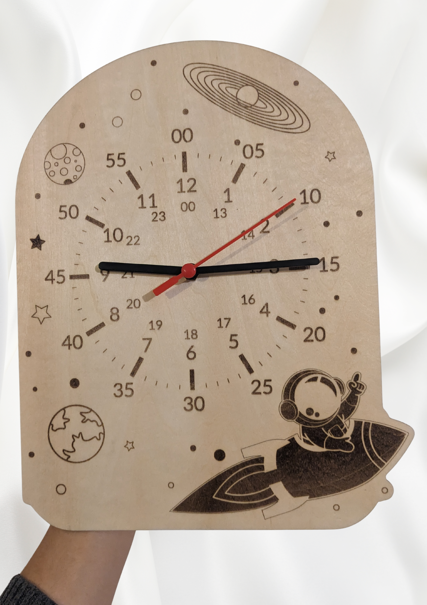 Horloge en bois pédagogique - Thème Astronaute - Apprendre à lire l’heure en s’amusant