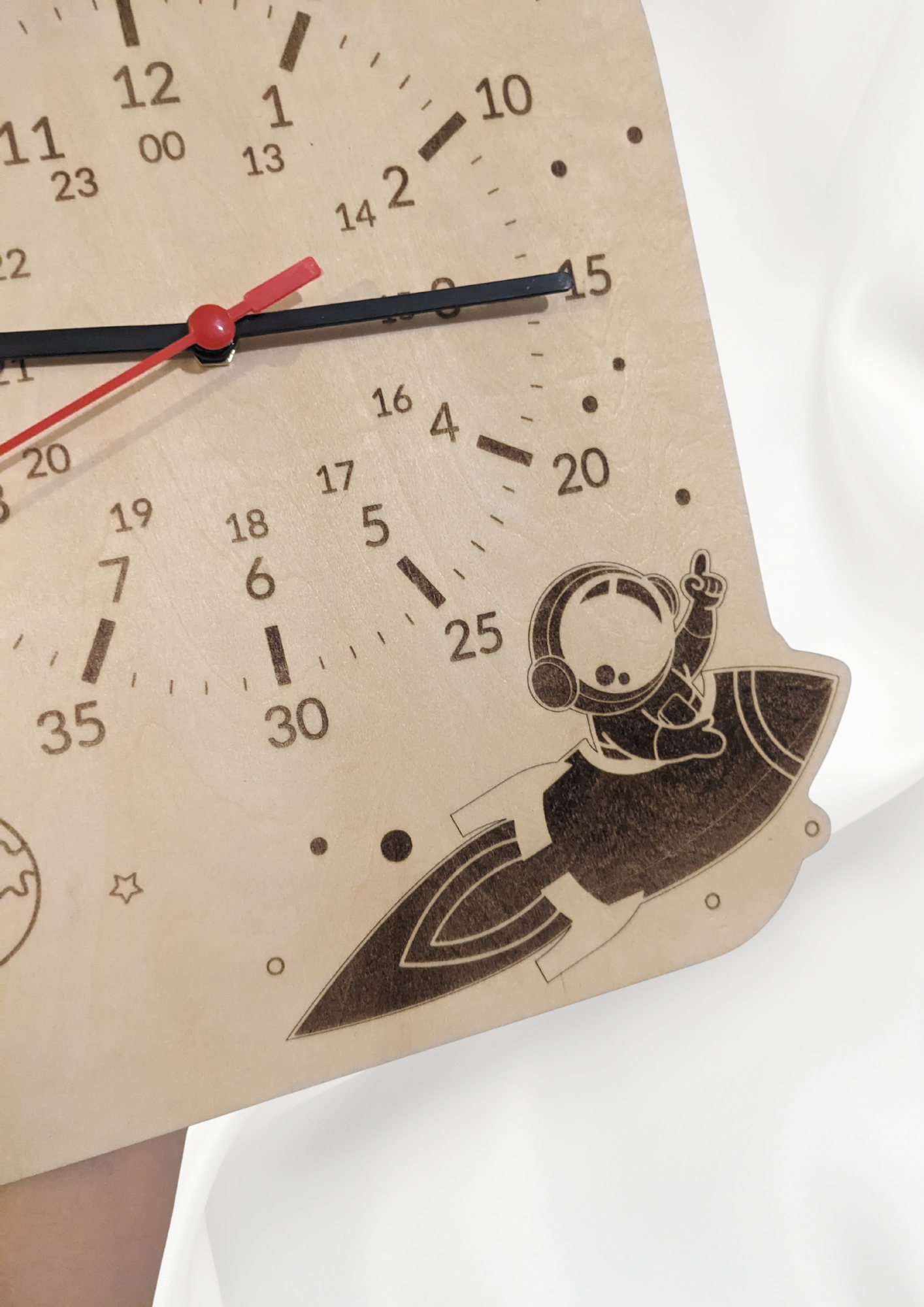 Horloge en bois pédagogique - Thème Astronaute - Apprendre à lire l’heure en s’amusant