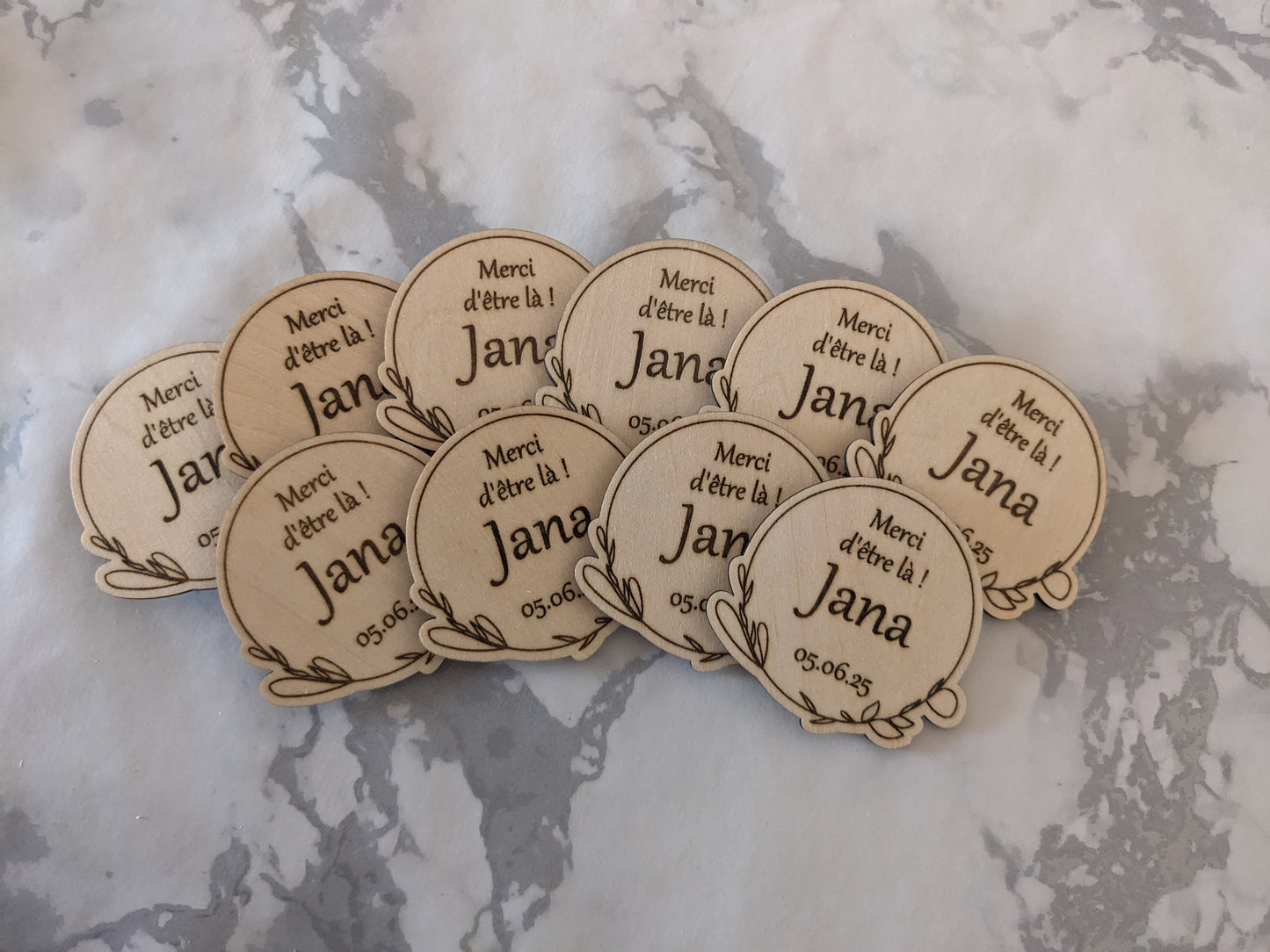 Magnet Cadeau Invité en Bois – Marque Place Personnalisé