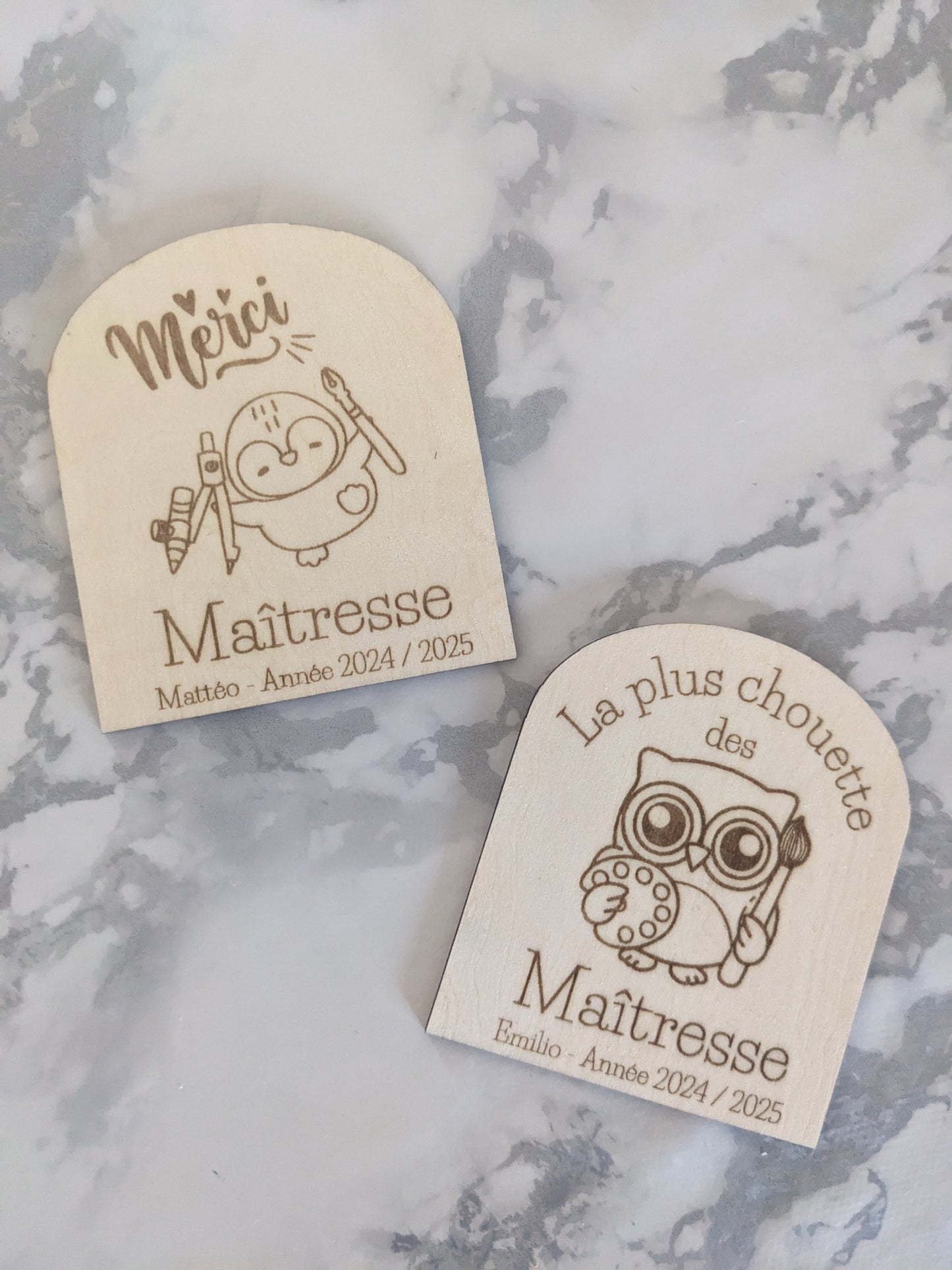 Magnet personnalisé fin d'année – Cadeau maîtresse / ATSEM / nounou – Bois gravé – 8,5 cm