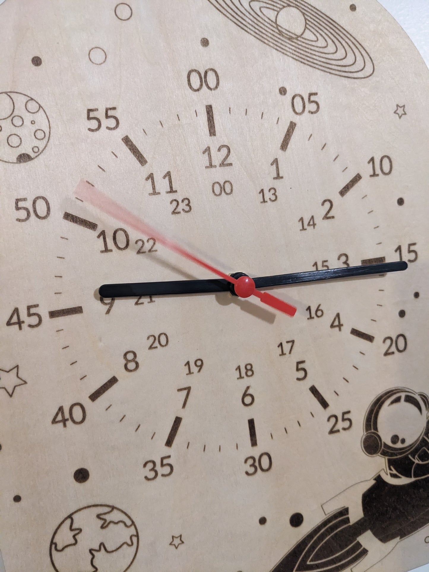 Horloge en bois pédagogique - Thème Astronaute - Apprendre à lire l’heure en s’amusant
