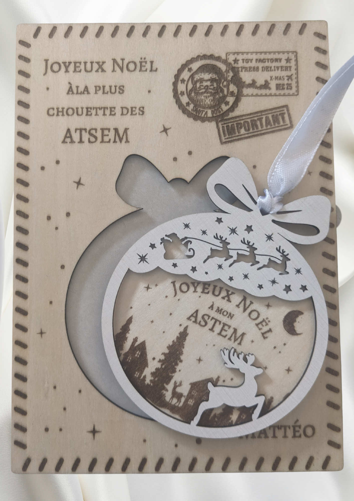 Carte en bois avec boule de Noël personnalisée détachable – Cadeau original et unique