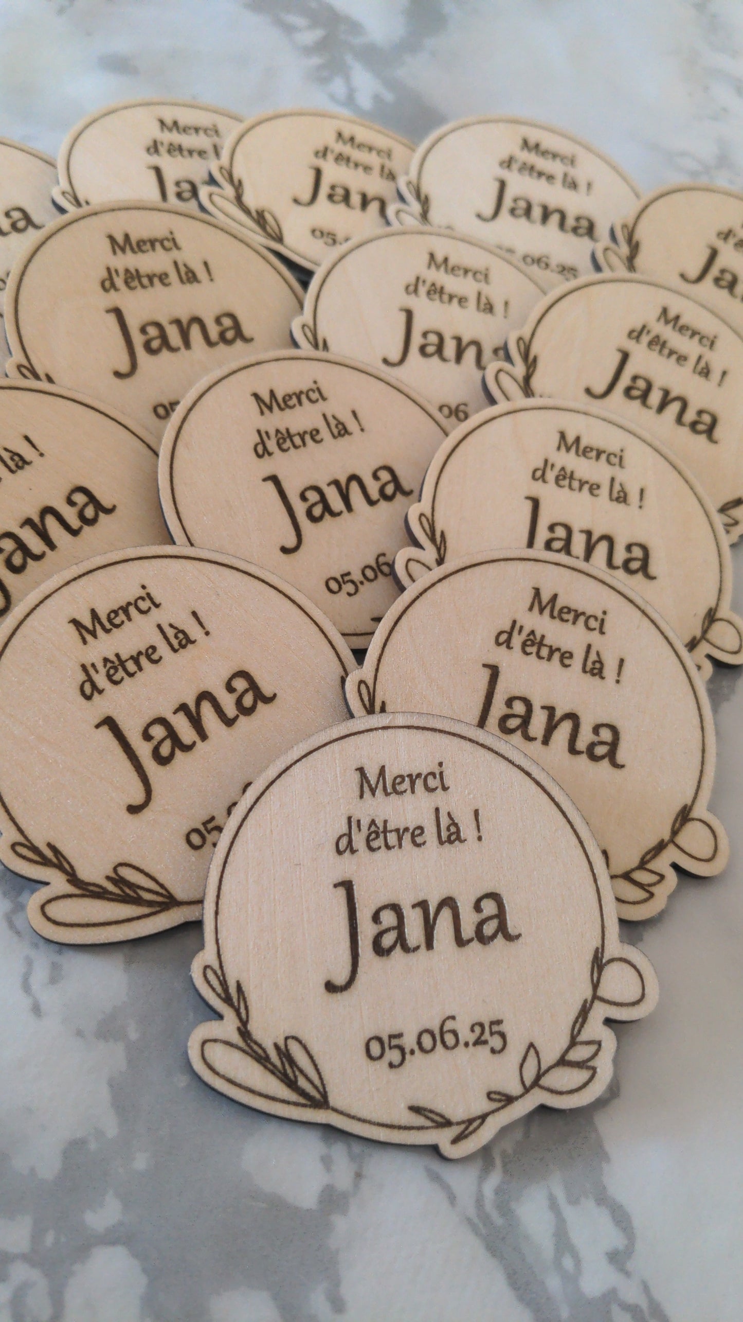 Magnet Cadeau Invité en Bois – Marque Place Personnalisé