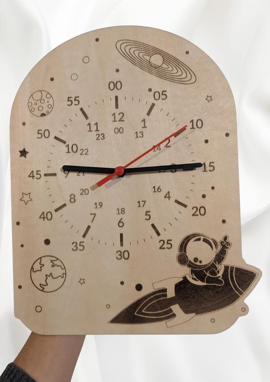 Horloge en bois pédagogique -  Thème Astronaute -  Apprendre à lire l’heure en s’amusant