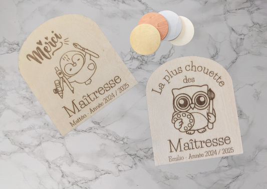 Magnet personnalisé fin d'année – Cadeau maîtresse / ATSEM / nounou – Bois gravé – 8,5 cm